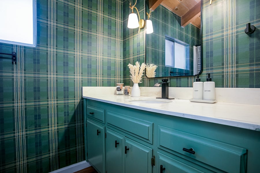 Upstairs full bathroom.