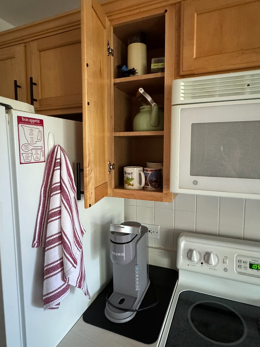 Whether you prefer coffee, tea, cocoa, or something else, you'll find all the necessary tools to the left of the vent-hood.