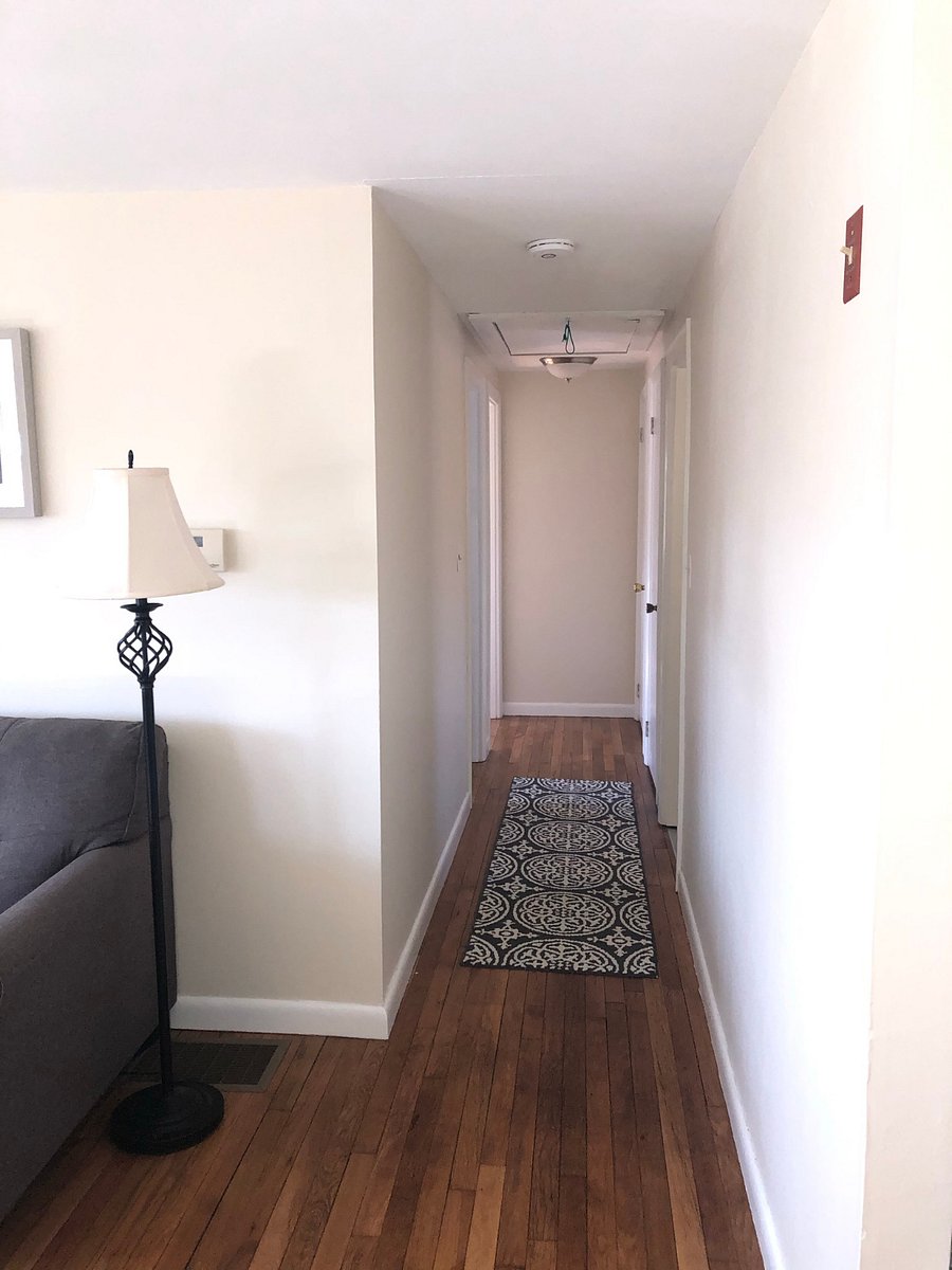 Hallway to bedrooms and full bathroomFrnt