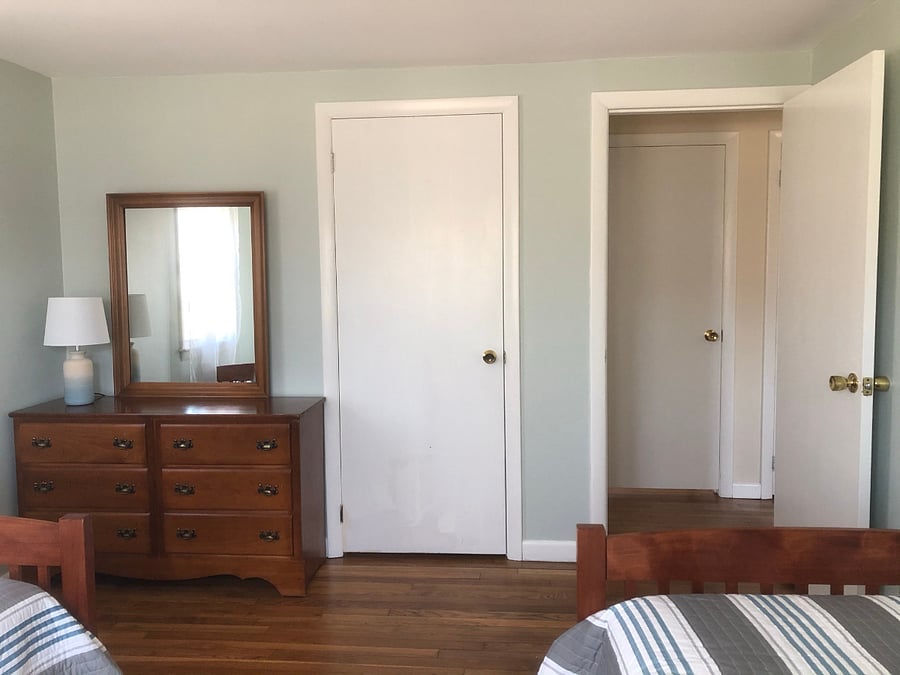 Twin bedroom, other view