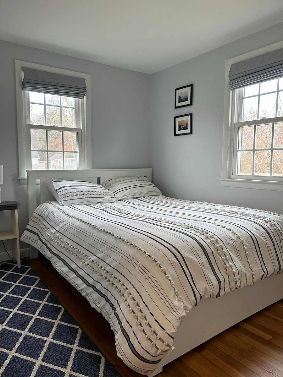 Queen bedroom