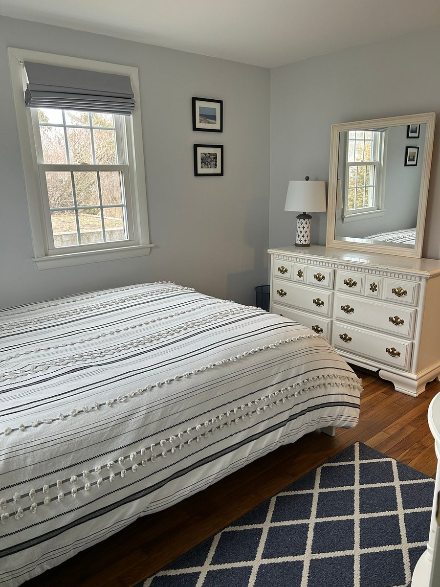 Queen bedroom, other view