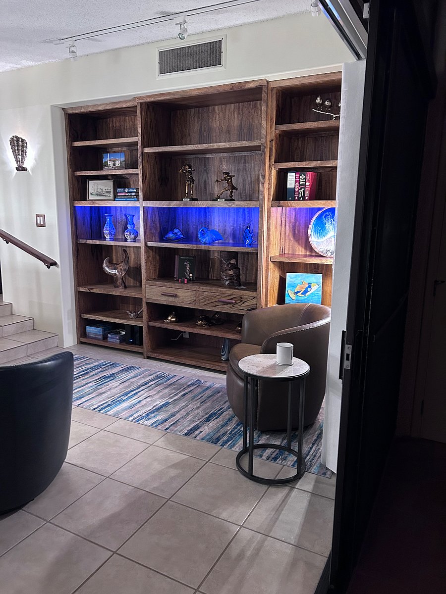 The condo has some beautiful carvings by tiki artist Taufa Samisoni, including the whale take on the shelves here.  Taufa is one of a handful of carvers left on Maui and he is quite well known.  The library shelves are fuller now with more art, books and puzzles.