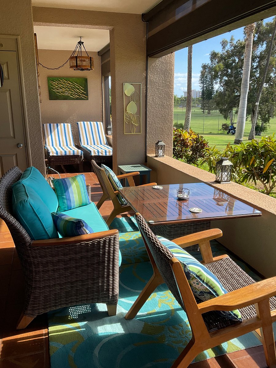 I took this photo to show how much warm sun we get in the afternoons.  We also have shades the full length of the lanai if you prefer to sit outside without any direct sunlight.