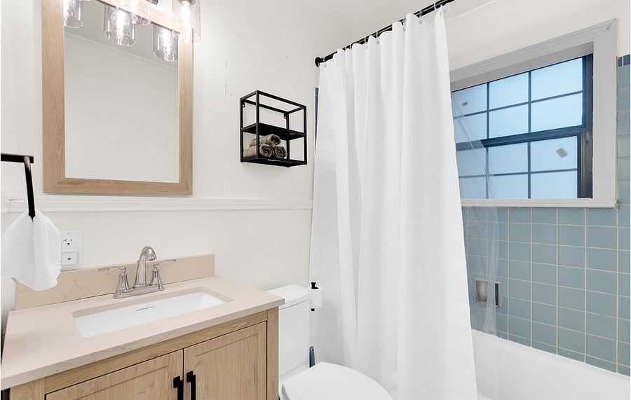 Hall Bath - Private for (B) Suite