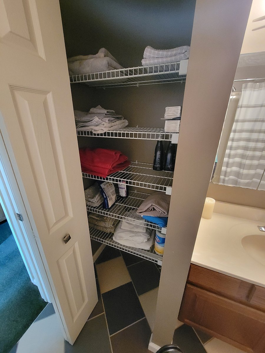 Top Floor Bathroom/Linen Closet