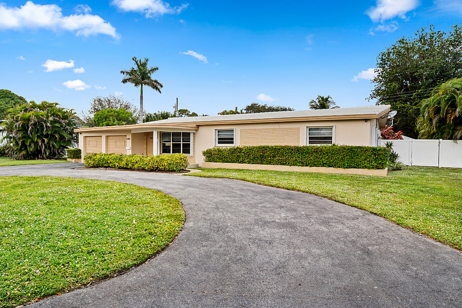 Large oversized circular drive way for free parking