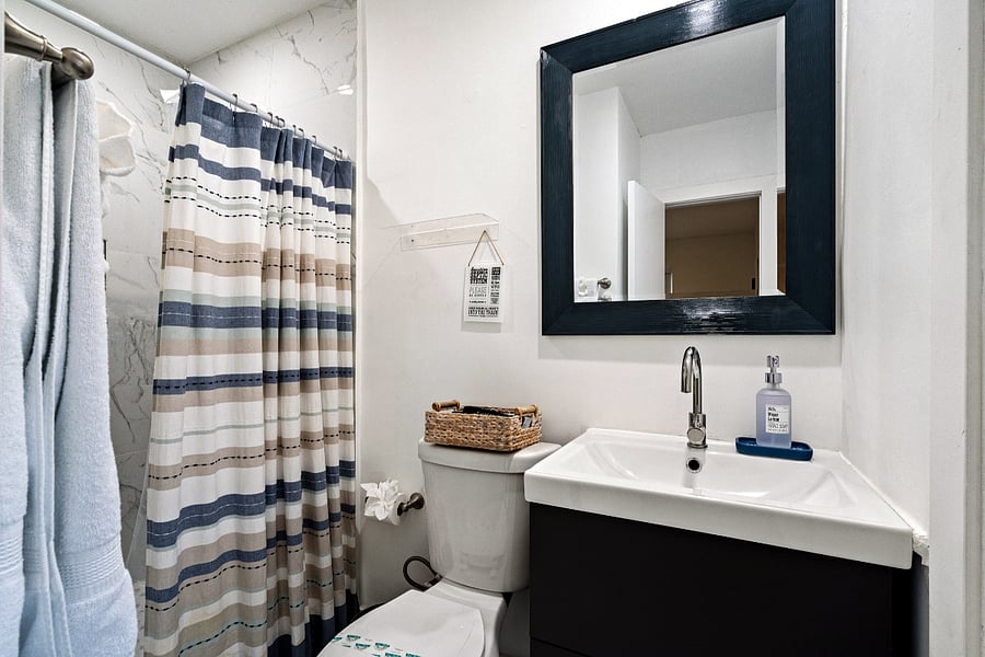 King Suite #1 en-suite Bathroom