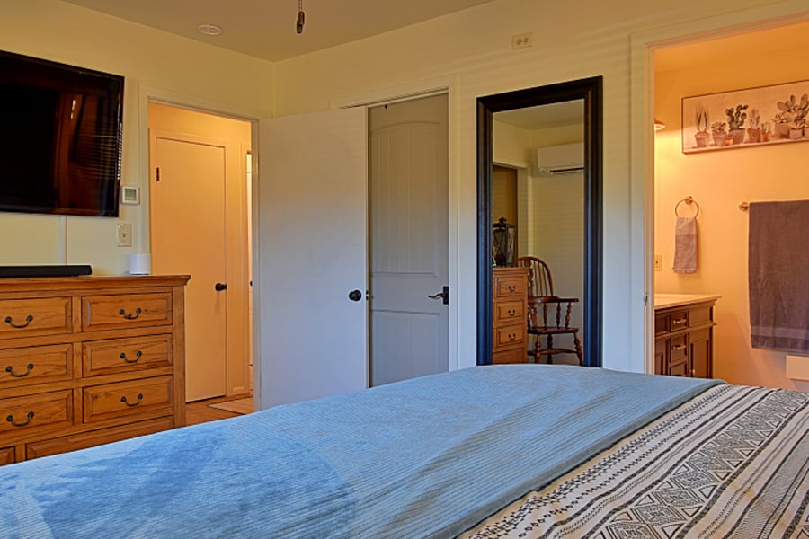  Enjoy the convenience of an en-suite bathroom and plenty of closet space