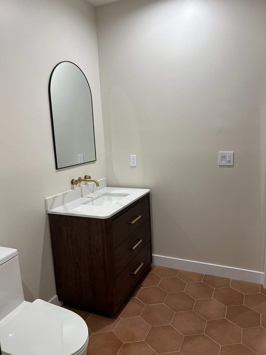Single sing vanity with mirror