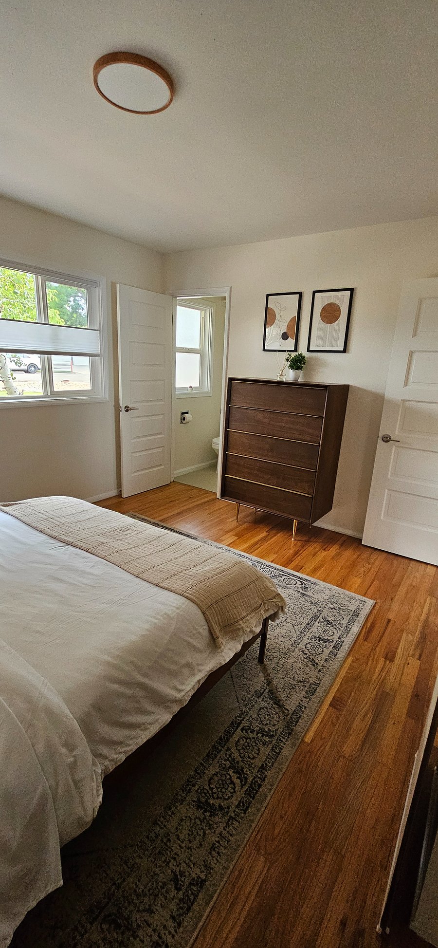 Master Bedroom with en suite bathroom