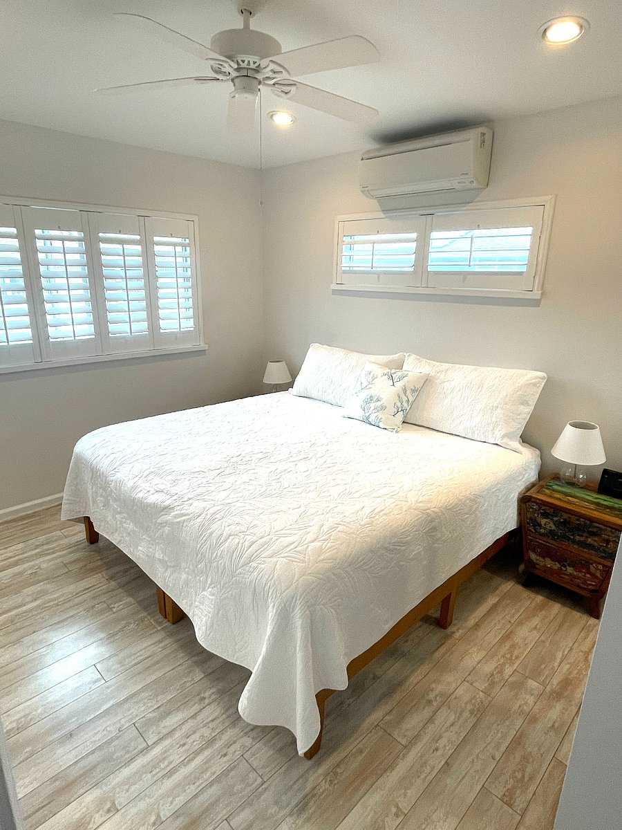 Bedroom 1 (King Bed)
