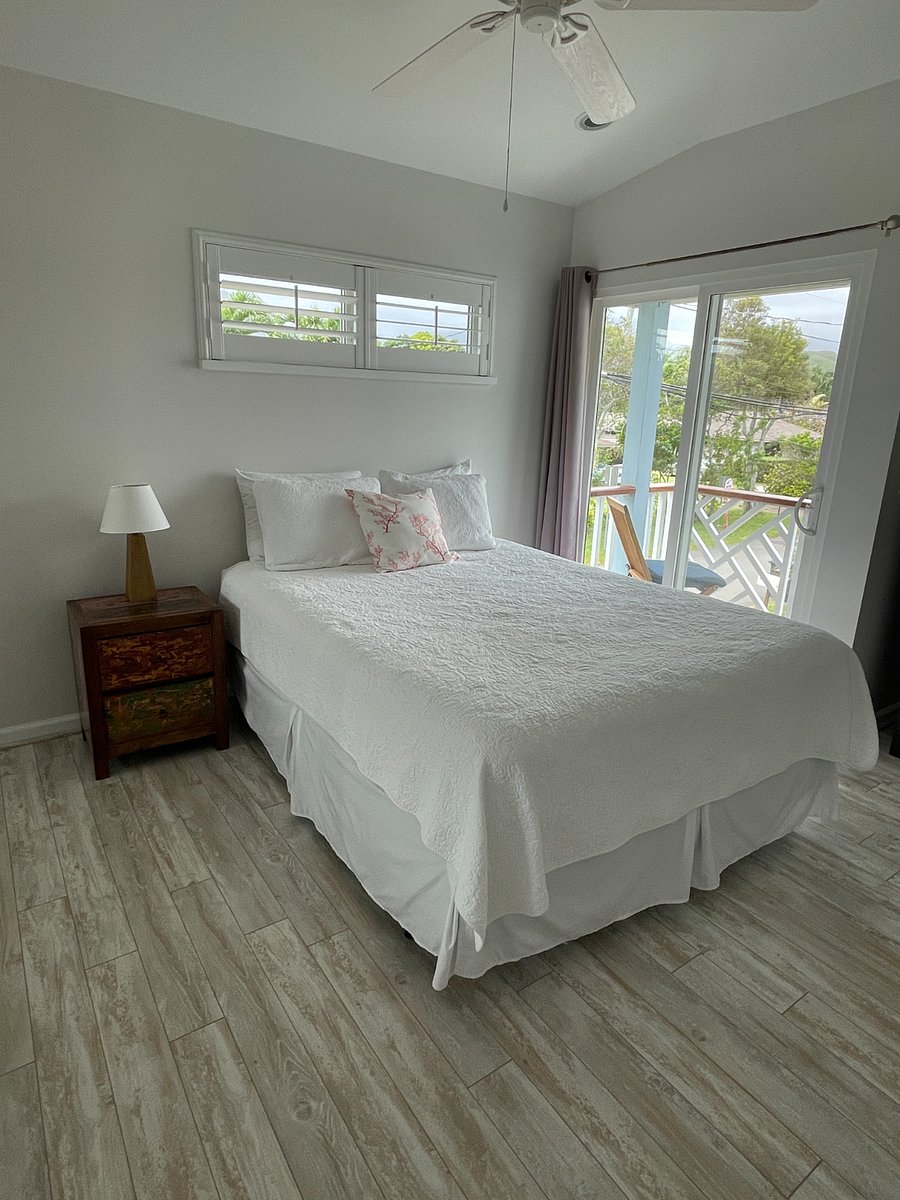Bedroom 2 (Queen Bed + Lanai)