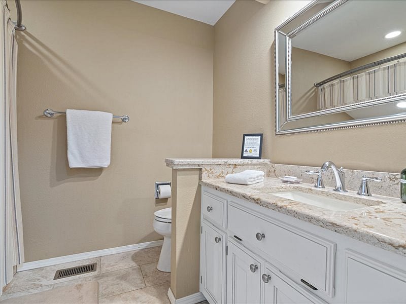 main floor bathroom, tub/shower combo