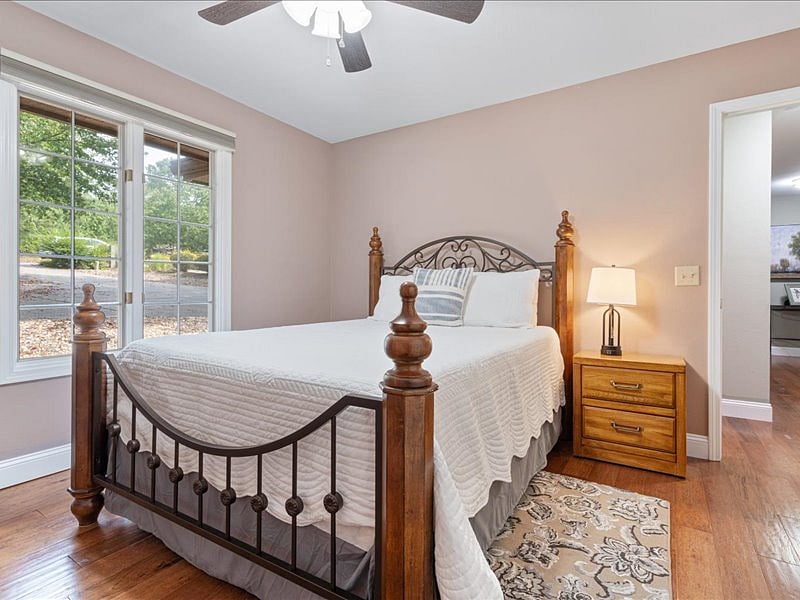 main floor 2nd bedroom queen size bed