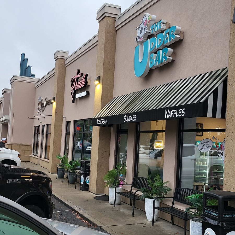 Great nearby ice cream shop. Walkable from house