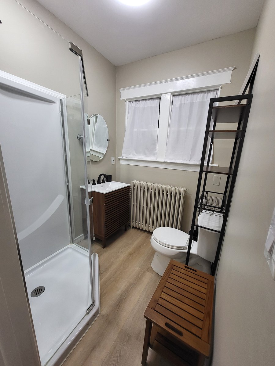 Bathroom on 1st floor