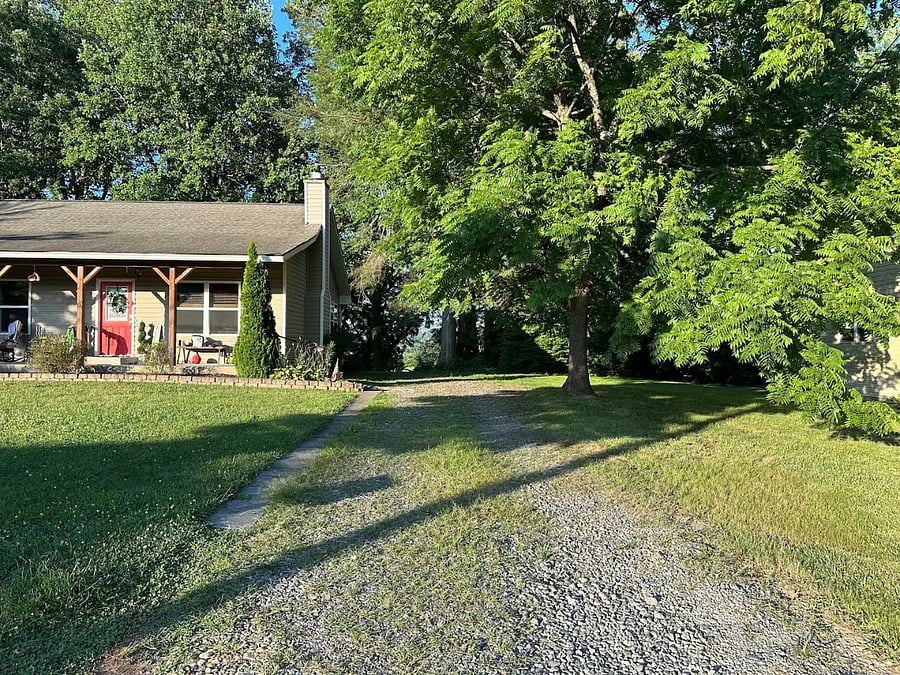 Long Driveway with plenty of space for your cars to park