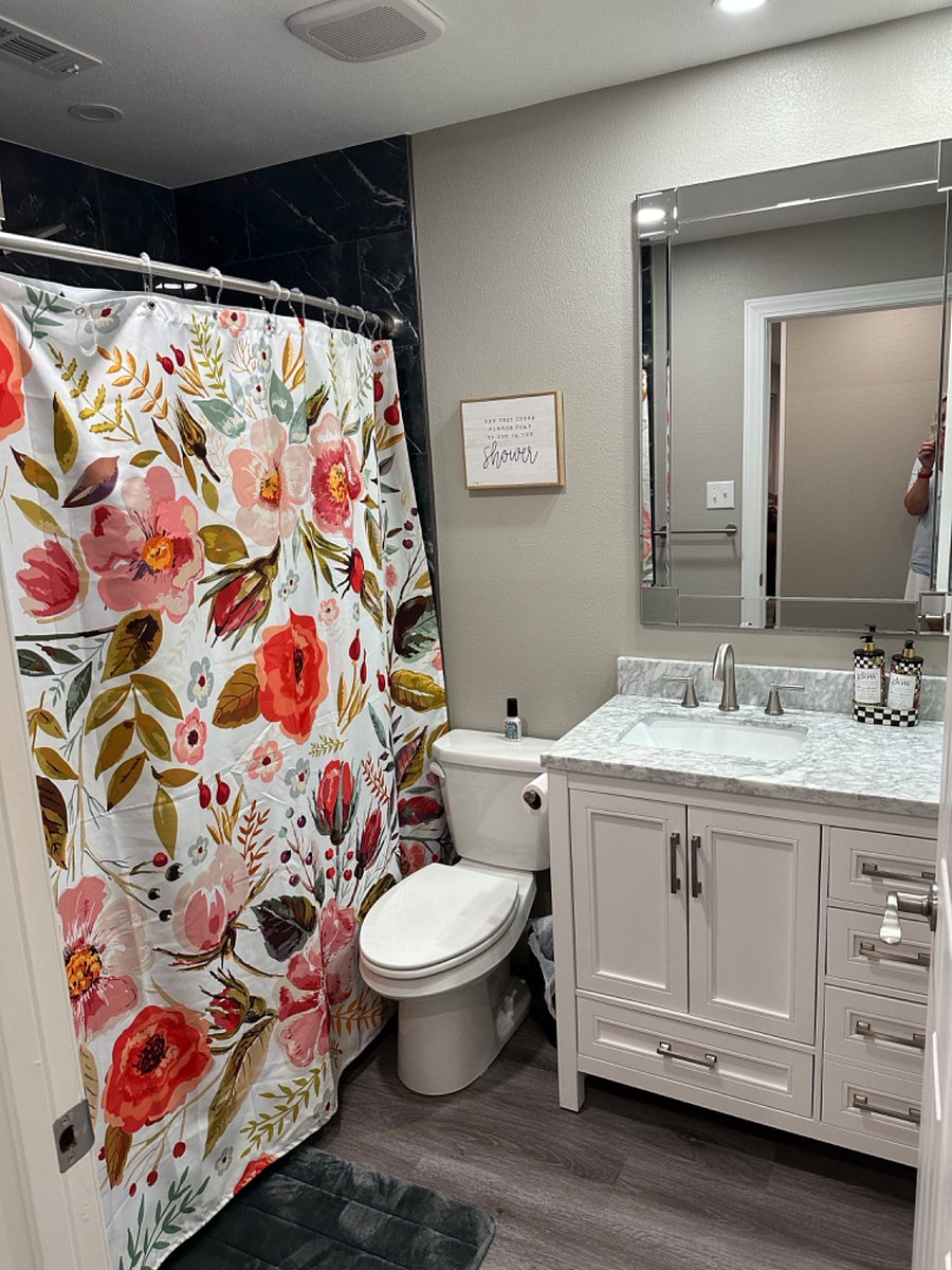 Guest bathroom /l