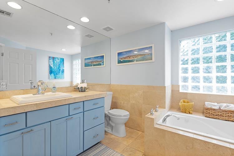 Master bath with walk in shower and jet tub