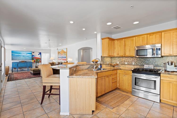 Kitchen breakfast bar