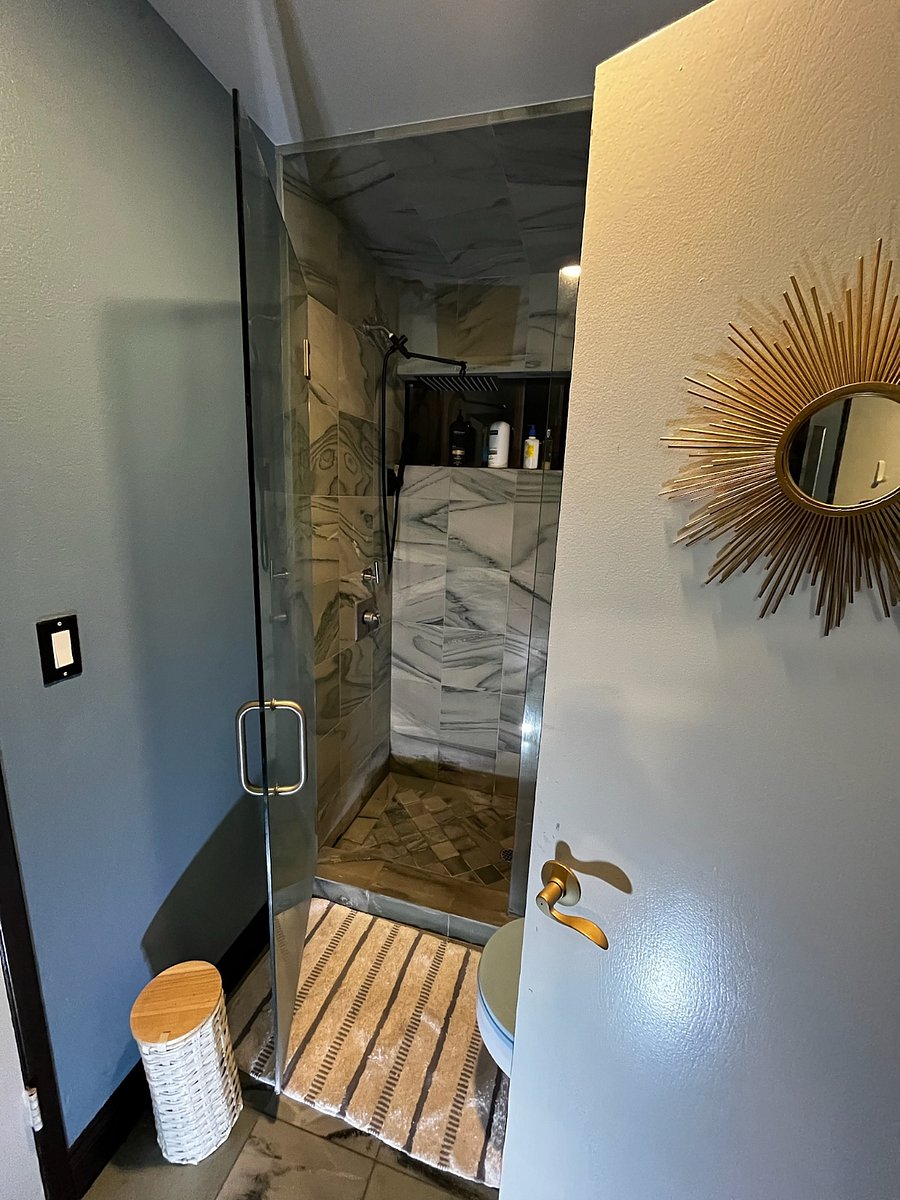 Jack & Jill bath