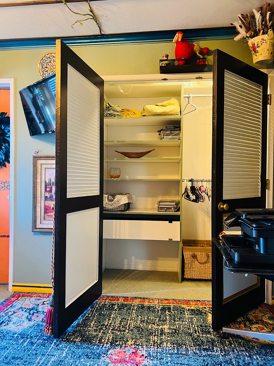 "Viva Mexico" bedroom closet