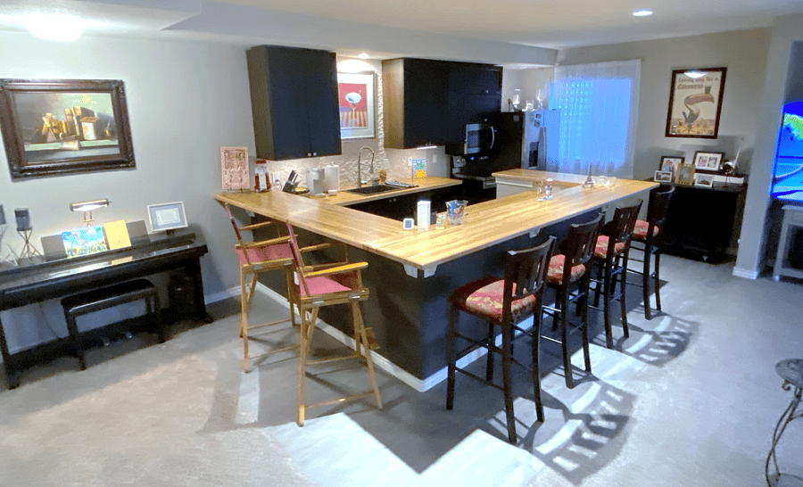 Kitchenette/Bar with Full-Size Fridge - Dishwasher - Microwave - Cooktop - Oven - Keurig Coffee Maker - Popcorn Maker