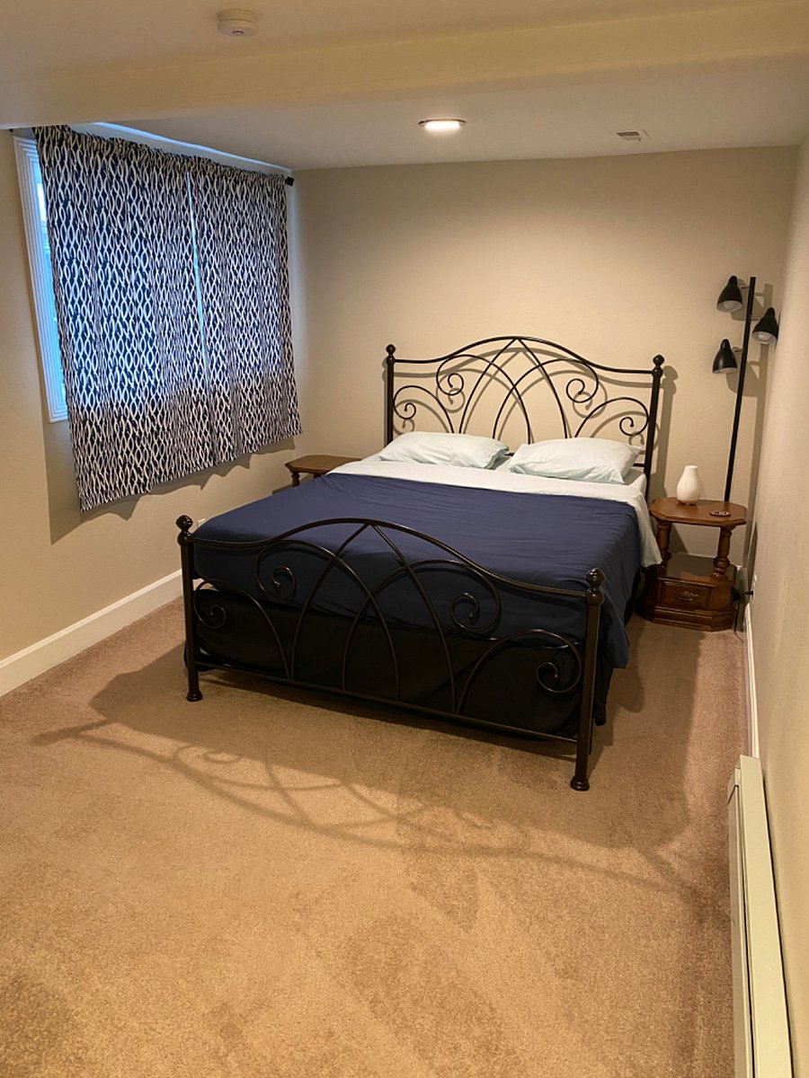 Bedroom 1- Queen