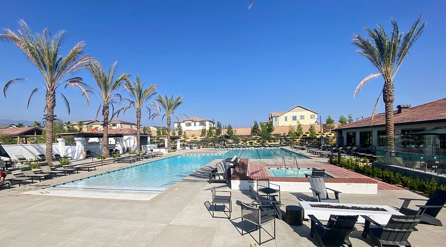 Pool, hot tub, fire pit, cabanas