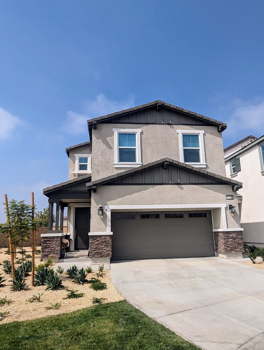 Home exterior
Entryway has Ring doorbell for safety.