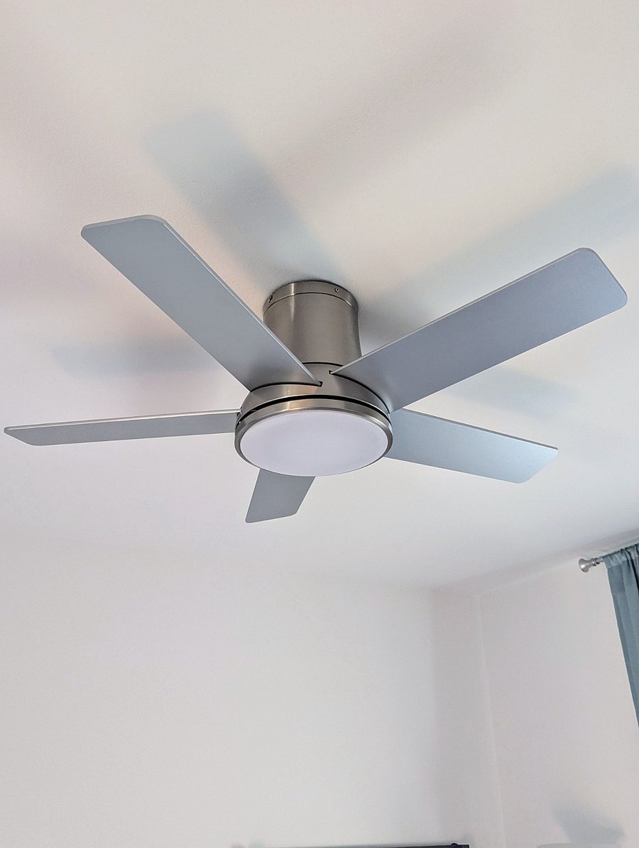 Quiet, ceiling fan with adjustable/ dimming LED lights. Remote control included.
(airflow of 4500 CFM and operates as quietly as 32 dB)