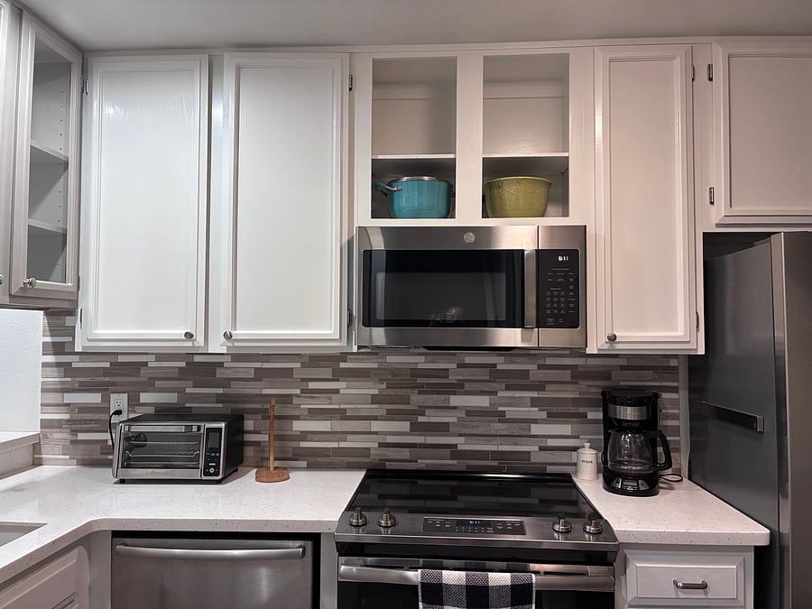 Appliances included in kitchen - dishwasher, toaster oven, stove/oven, microwave, coffee pot & refrigerator