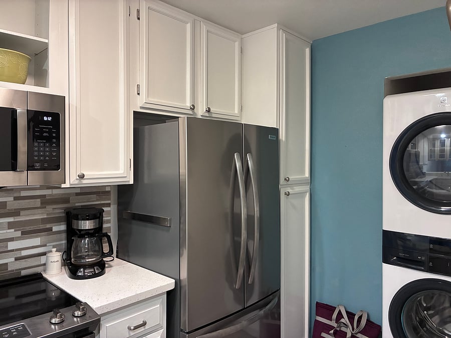 Full size fridge and lots of cupboard space - some w/pull out drawers