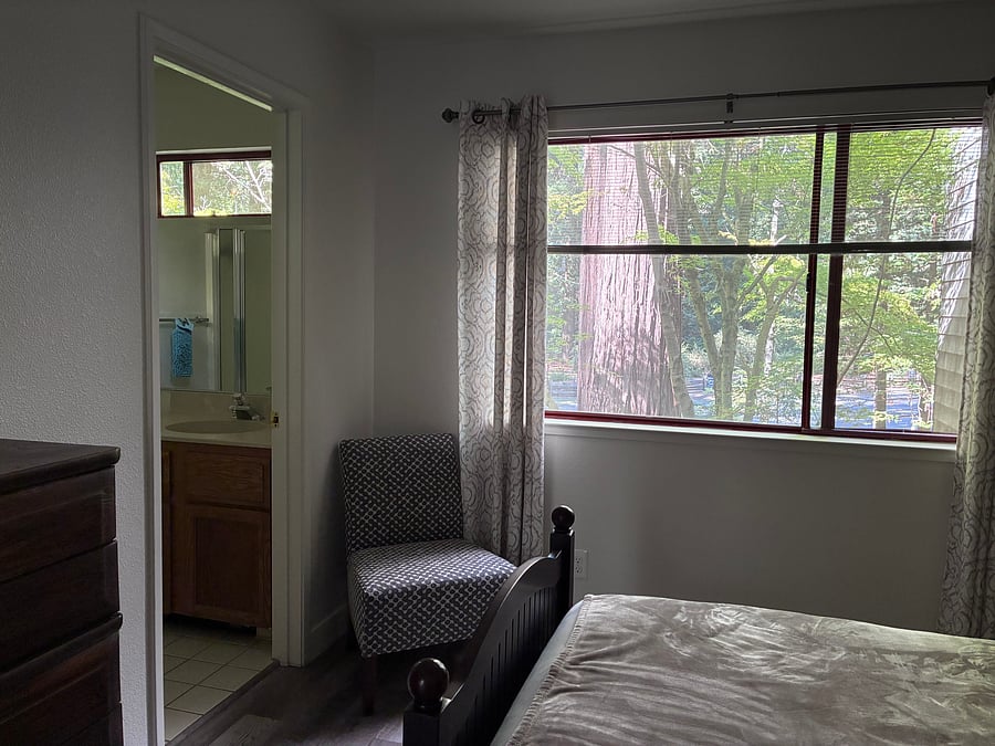 Bed #2 (main level) w/en suite bathroom
