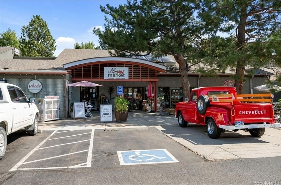 Niwot market walkable from apartment