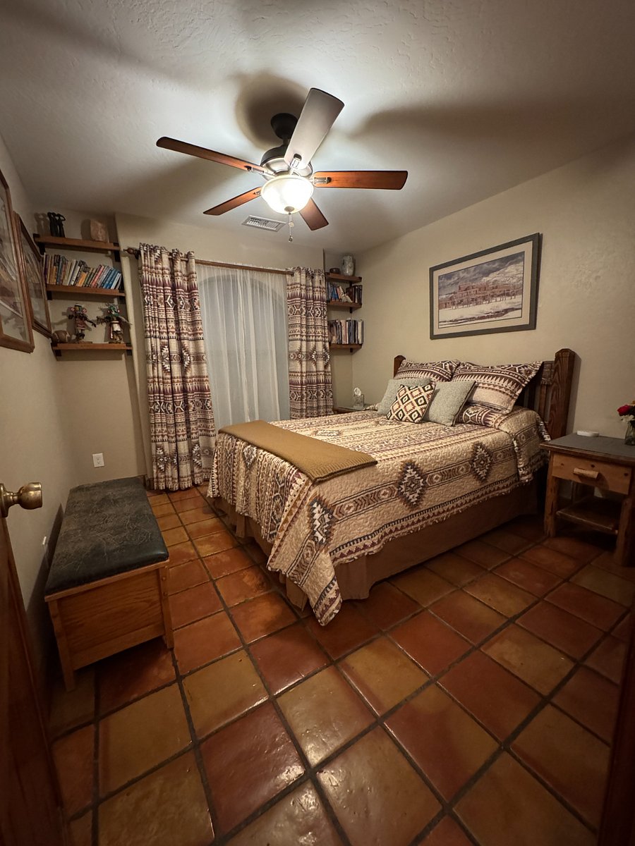 Guest room 2 - Queen bed
