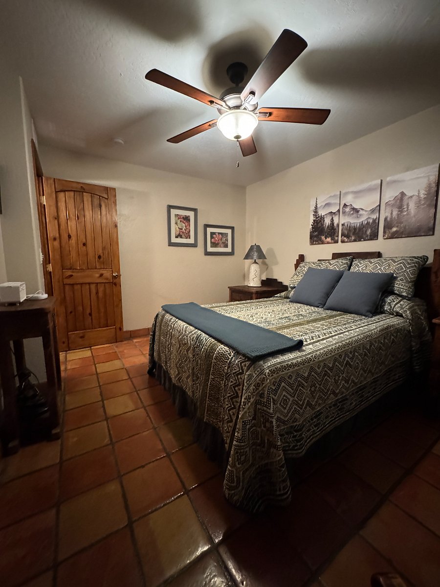 Guest room 1 - Queen bed