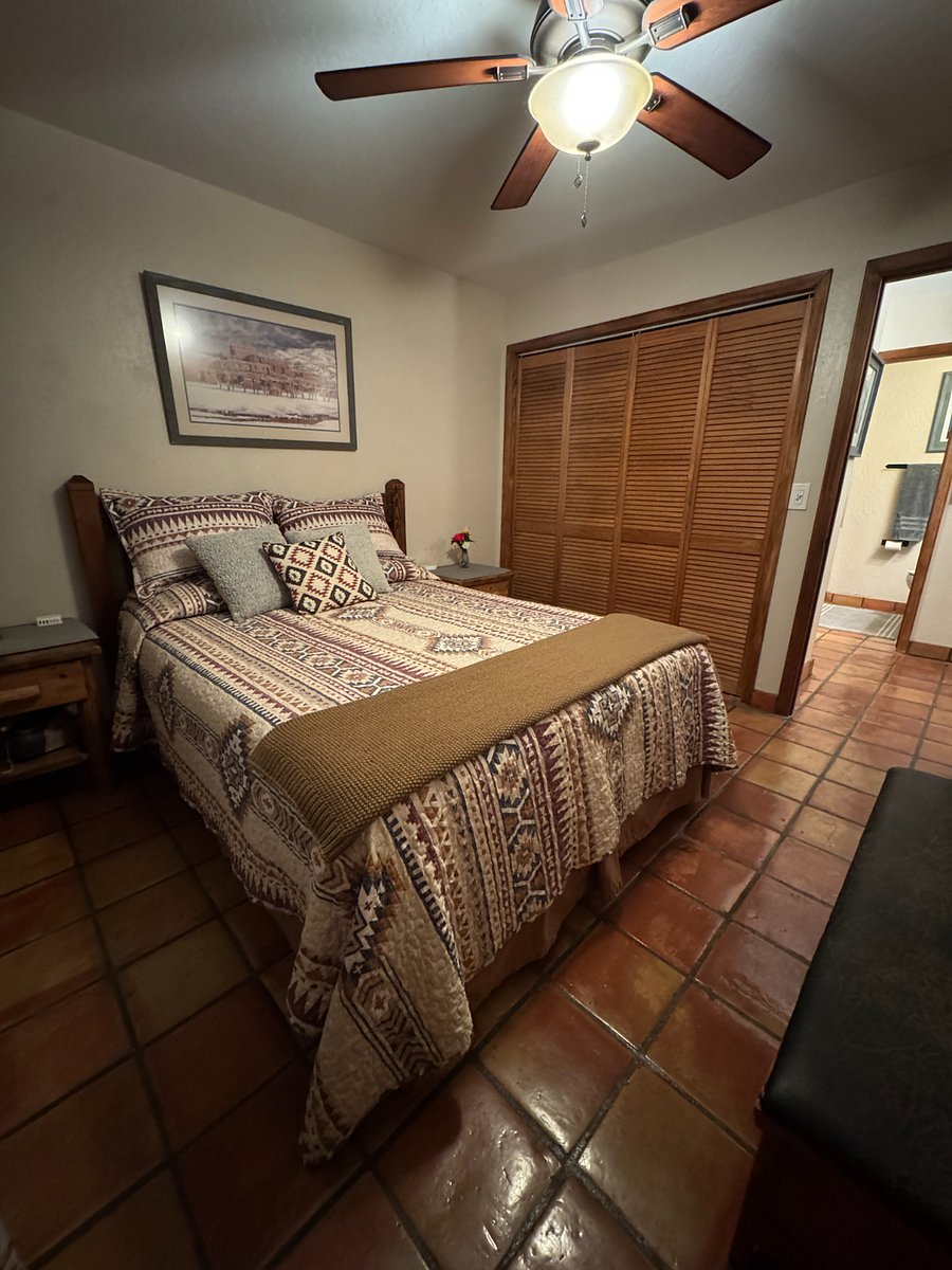 Guest room 2 - Queen bed