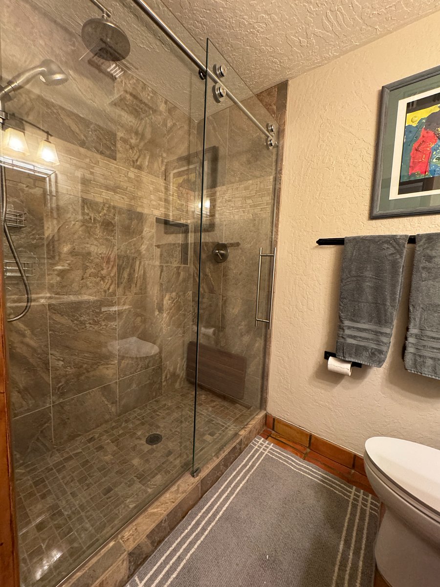 Guest shower & bath