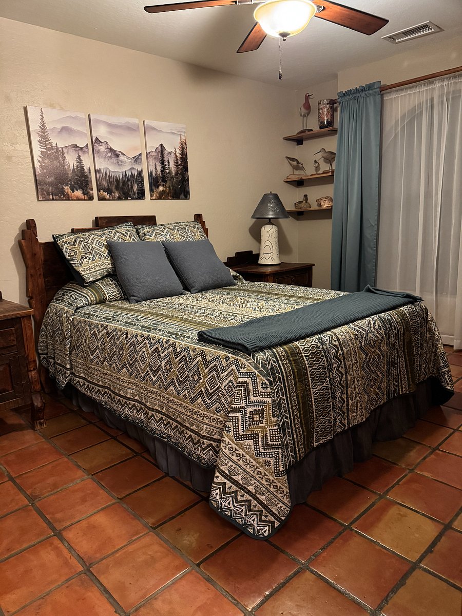 Guest room 1 - Queen bed