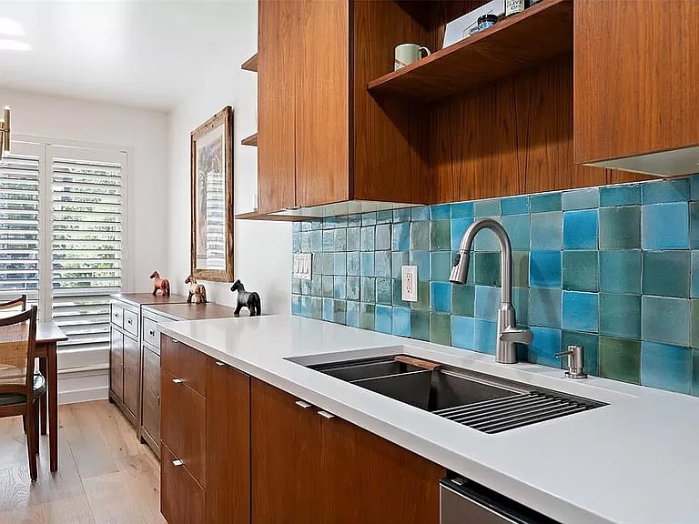 Full kitchen