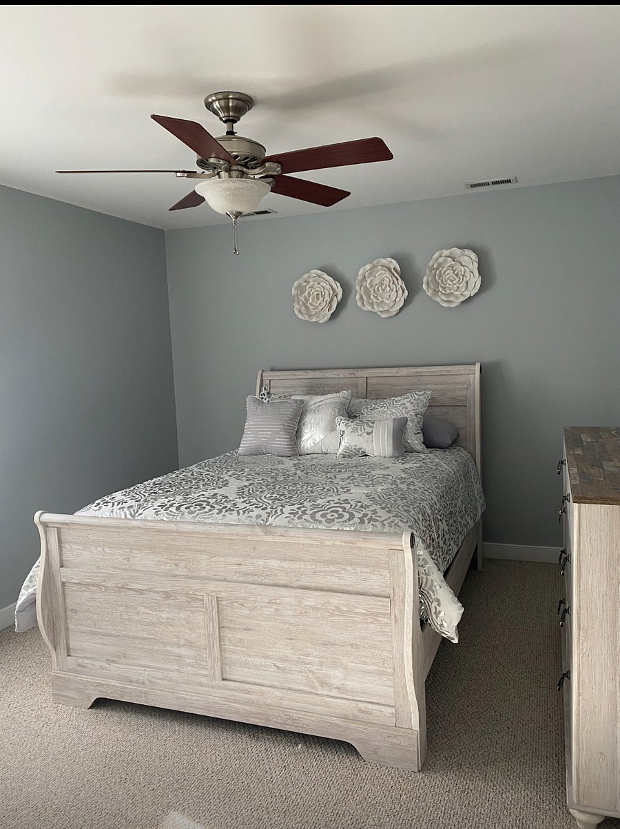 Queen Bedroom with shared bathroom. (1100)