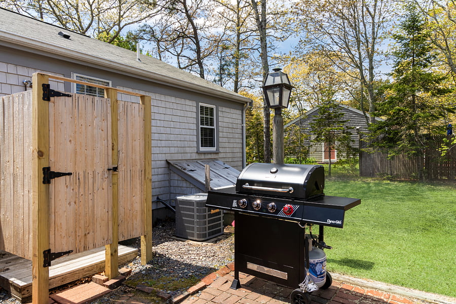 Outdoor shower & Grill