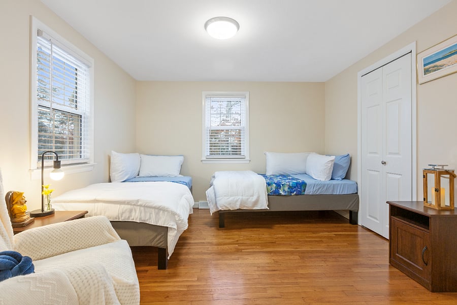 Third Bedroom w/ two single beds