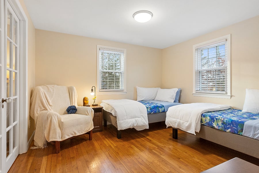 Third Bedroom w/ two single beds