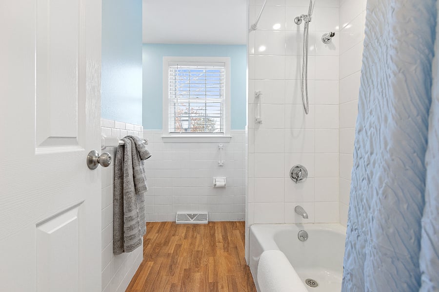Full Bathroom w/ Shower & Tub