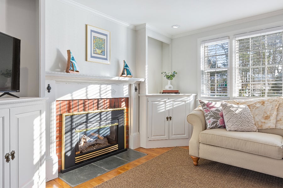 Living Room w/ Gas Fireplace & Smart TV
