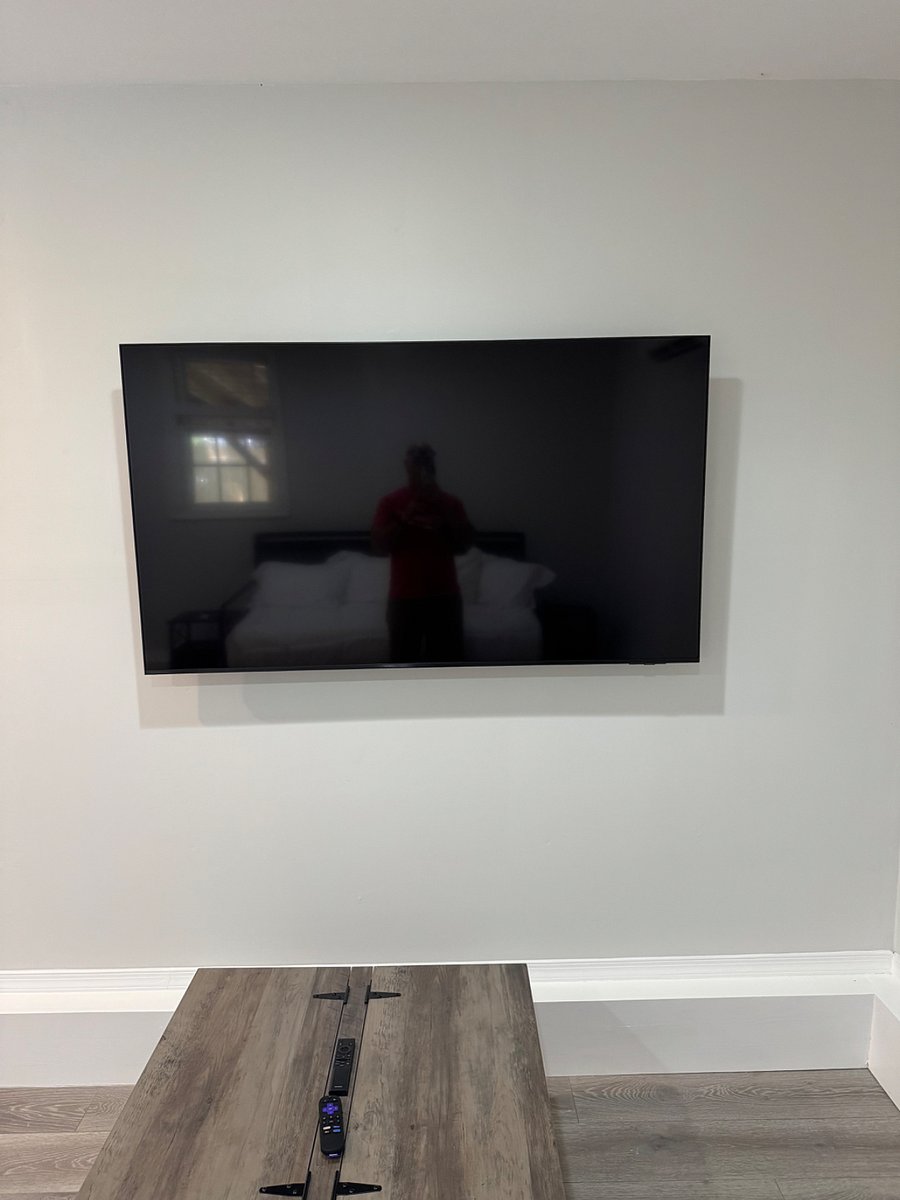 Game room with Smart TV