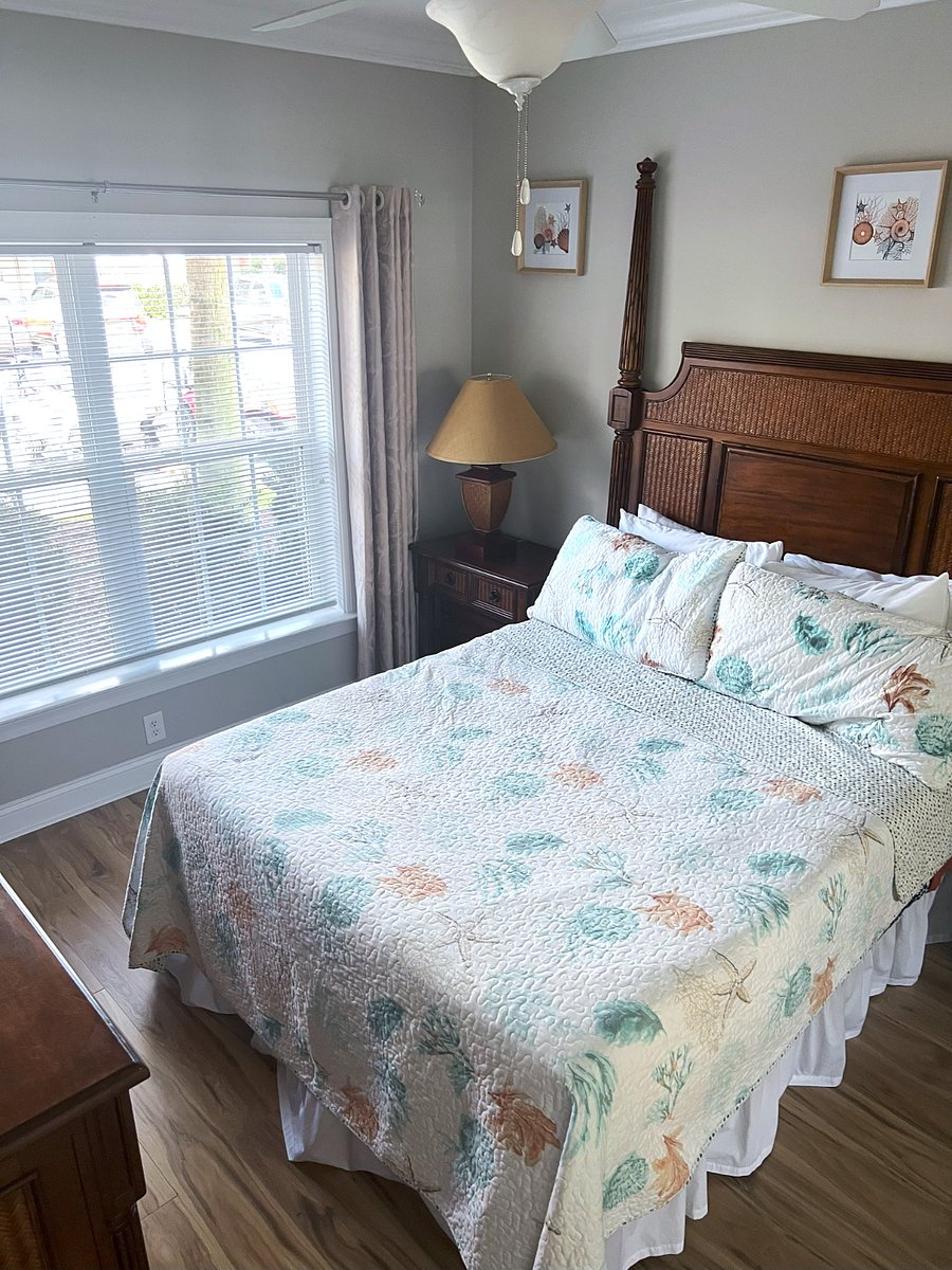Queen bedroom
